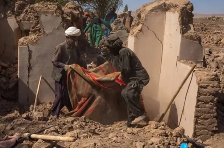 Más de 800 muertos por un terremoto en Afganistán