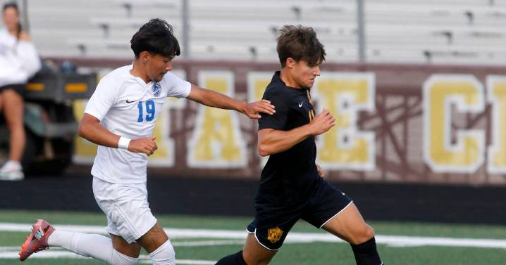 Photos: Woodstock vs. Richmond-Burton boys soccer – Shaw Local