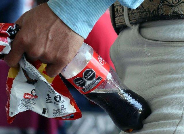Aumentan impuestos a refrescos y cigarros en México con Paquete Económico 2026