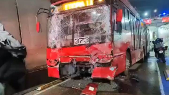 Dos unidades de Metrobús chocan en bajopuente de Xola y Tlalpan, hay 12 heridos