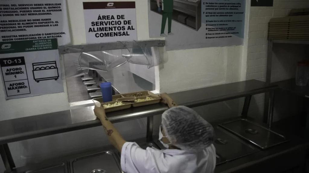 Sopa de codito y pampazos la cena del 15 de septiembre en 'El Torito'