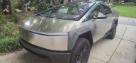 Propietario de Cybertruck asegura que Tesla le entregó una camioneta nueva con residuos de pegamento y el maletero delantero roto