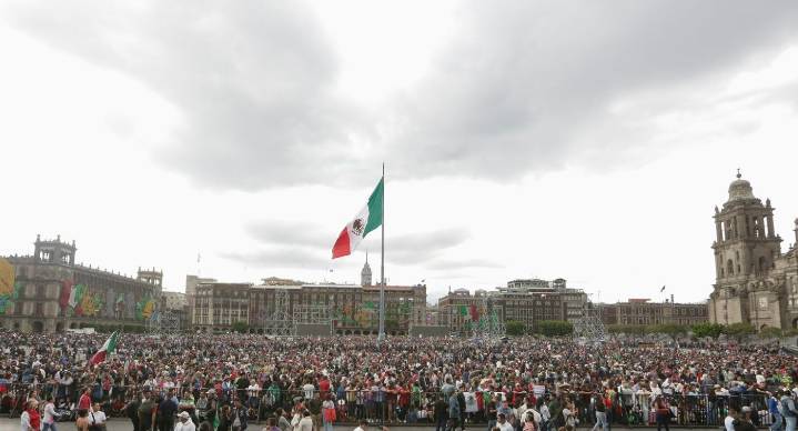 Se reúnen cientos de personas en Zócalo de la CDMX para celebrar Grito de Independencia de Sheinbaum