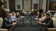 Milei postergó su viaje a EE.UU. y reunirá al Gabinete y su mesa política