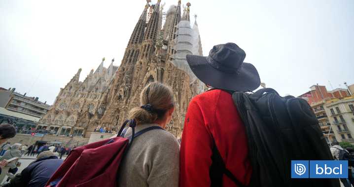 España celebra récord de turistas y aumento de lo que gastan al visitar el país