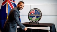El director del FBI, Kash Patel, obsequió armas impresas en 3D a Nueva Zelandia: por la ley local, debieron ser destruidas