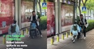 “Terminator nos lo advirtió”: INSÓLITO, robot intenta robarle la motocicleta a un hombre en China
