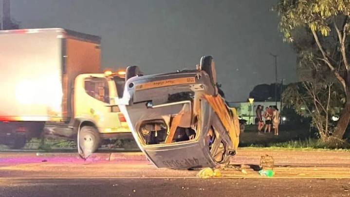 Dos lesionados tras volcadura de taxi a la altura de El Faro de la carretera Tampico