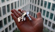 El Ayuntamiento reformará cinco viviendas para la atención residencial a personas sin hogar