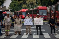 Trabajadores de la alcaldía Cuauhtémoc bloquean Insurgentes; denuncian precariedad laboral