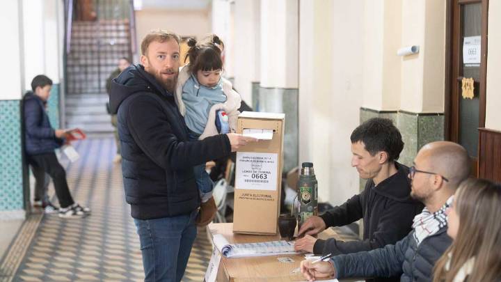 Otermín votó en Banfield: “Es muy importante cuidar y fortalecer la democracia”