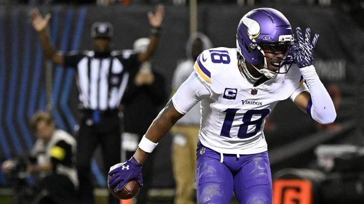 Vikings’ Justin Jefferson makes young fan’s night with special gift after comeback win