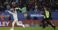 Abre RFEF expediente por invasión de campo con bandera de Palestina en el Barcelona