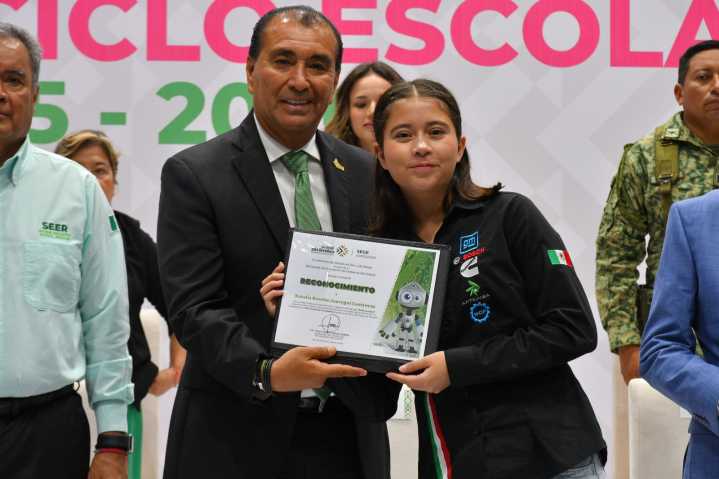 SEGE reconoce a alumnos potosinos  que triunfaron en competencia mundial de robótica