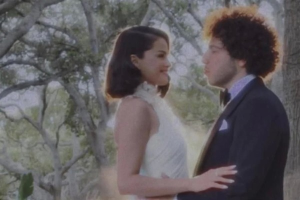 Selena Gomez dice 'sí, acepto' a Benny Blanco en California