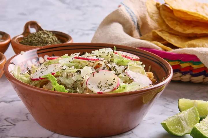 ¿Cómo preparar pozole rojo estilo Jalisco y cuánto cuesta este 15 de septiembre?