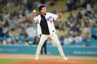 Checo Pérez, de la pista al diamante; lanza primera bola en triunfo de Dodgers ante Filis