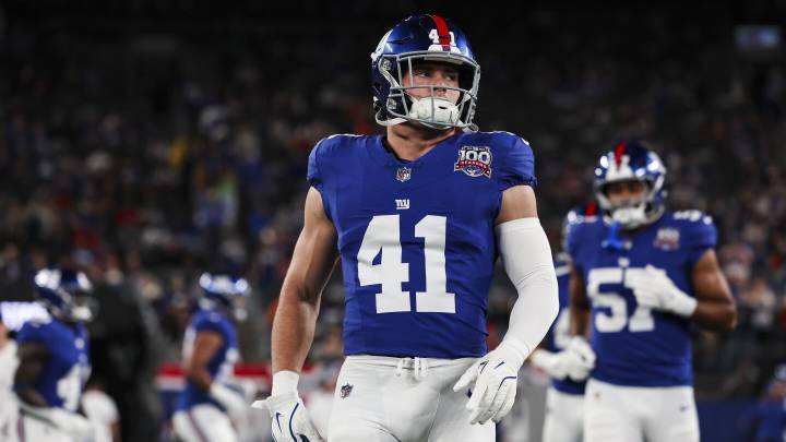 Giants LB Micah McFadden carted to locker room with leg injury