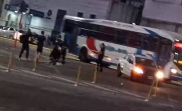 VIDEO.- Pelea de trapitos en 1 y 60: golpearon a efectivos policiales y hay un detenido