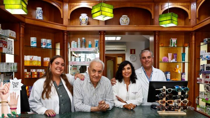 Medio siglo de la farmacia más familiar de Vigo