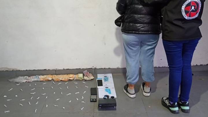 Detienen a una mujer y secuestran cocaína y casi $380.000 en un allanamiento