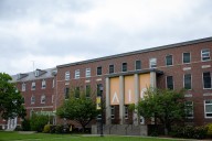 Las universidades de WMass aspiraban a estar “al servicio de los hispanos”
