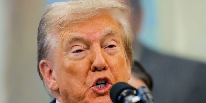 Donald Trump anunció que fuerzas de Estados Unidos hundieron una embarcación con drogas procedente de Venezuela