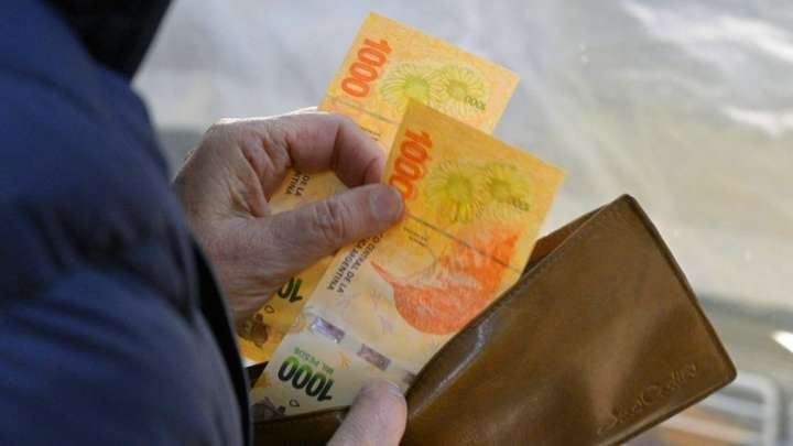 Los salarios registrados subieron 2,2% en julio y lograron superar a la inflación