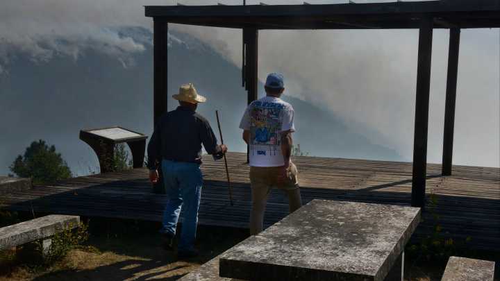 Un incendio en Pantón, Lugo, arrasa más de 150 hectáreas y obliga a evacuar varios pueblos