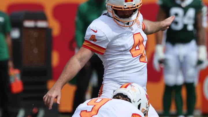 Jets block Buccaneers FG attempt, return for TD to take late lead