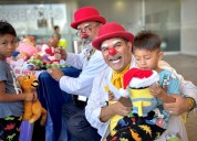 Payasitos llevan peluches, sonrisas y esperanza a niños en hospitales de Tijuana