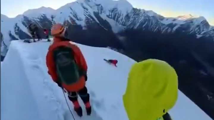 Selfie mortal a 5.000 metros: un alpinista cae al vacío tras soltarse de la cuerda de seguridad<br>