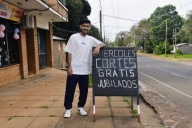 Un joven peluquero de Posadas ofrece cortes sin costo a jubilados cada miércoles