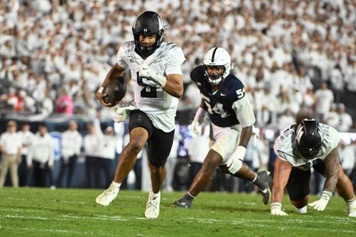 Oregon moves to No. 2 behind Buckeyes in AP football poll; USC slips out of top 25