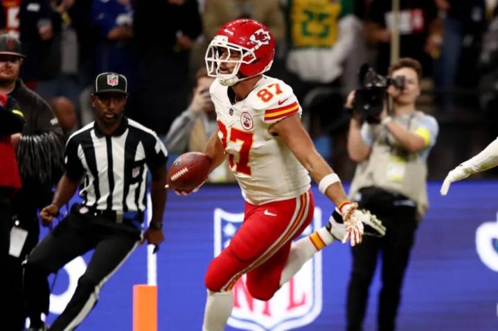 Travis Kelce pulls Chiefs closer with fourth