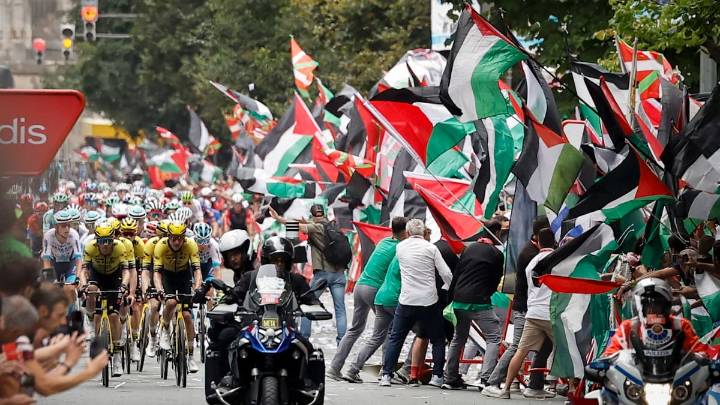Corredores de La Vuelta resaltan su "miedo" al atravesar las manifestaciones pro-palestinas en Bilbao: "Parecía el motín de una cárcel"