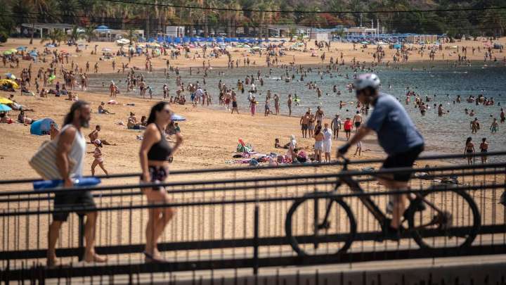 Canarias llega a temperaturas máximas de 36 grados con polvo en suspensión