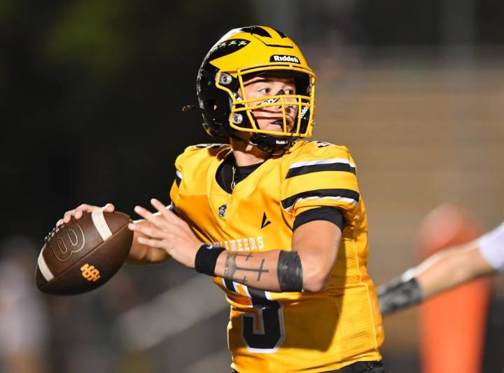 Buccaneers pillage Islanders at homecoming, now 5