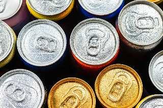 Inglaterra prohibirá las bebidas energéticas a menores de 16 años ¿Cuál es el riesgo del consumo en Chile?