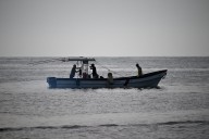 Pescadores venezolanos perciben la amenaza de los buques de EE. UU. al comparar un destructor con una lancha de pesca