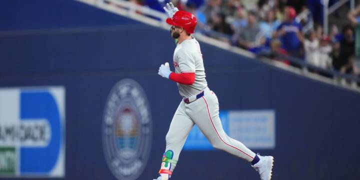 Bryce Harper homers, honors late Davey Johnson