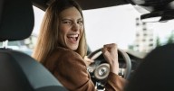 Este modelo de Omoda es el primer coche híbrido de la marca china: ya está disponible en el país a un precio accesible