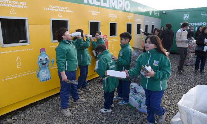Con diez contenedores comenzó a recibir  residuos punto de reciclaje en calle Hornillas