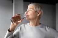 Beber demasiada agua durante las comidas puede afectar la digestión