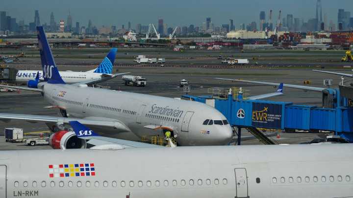 FAA will keep limiting Newark airport flights through October 2026
