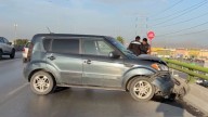 Conductora se estrella contra muro en puente del bulevar Fundadores