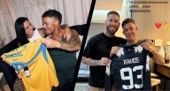 Alejandro Sanz recibe jerseys de Tigres y Rayados