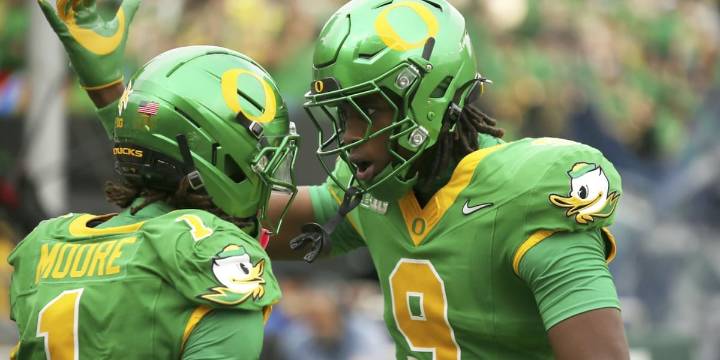 No. 6 Oregon routs Oklahoma State 69