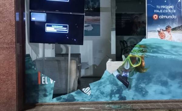 Se agarraron a piñas en pleno centro de La Plata: reventaron la vidriera de un comercio