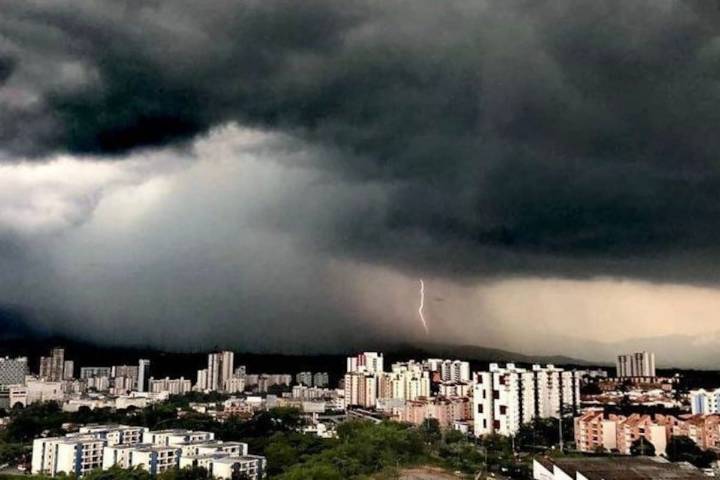 Se encienden las alarmas por fuerte tormenta eléctrica en Bucaramanga y el área
